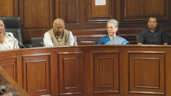 opposition-mps-briefs-on-manipur-visit