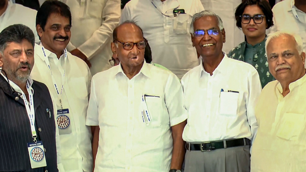 ವಿಪಕ್ಷಗಳ ಸಭೆಯಲ್ಲಿ ಶರದ್ ಪವಾರ್