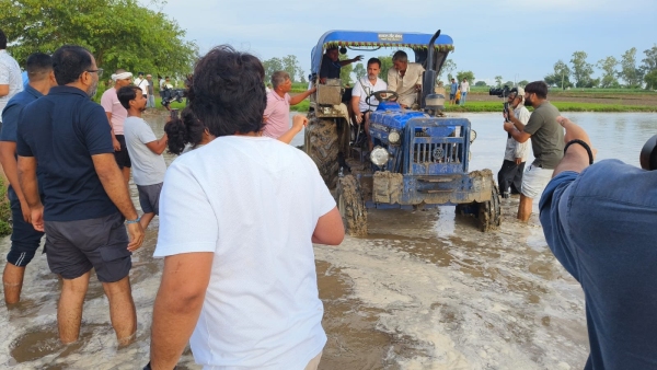 Rahul Gandhi drove a tractor in the farmers field and planted it