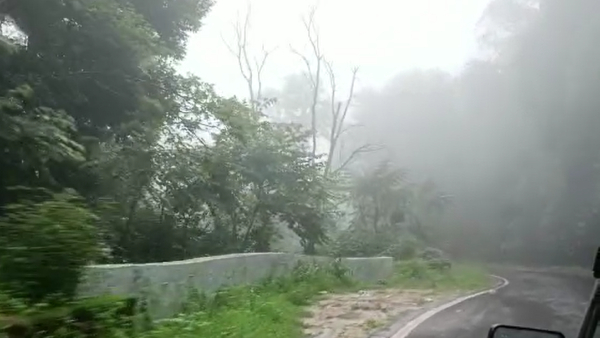 Mudigere: Thick fog and Rain in Charmadi Ghat, Motorists worried 