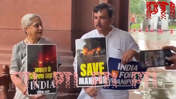 MP Jaya Bachchan meets Sanjay Singh at protest site