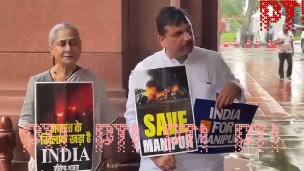 MP Jaya Bachchan meets Sanjay Singh at protest site