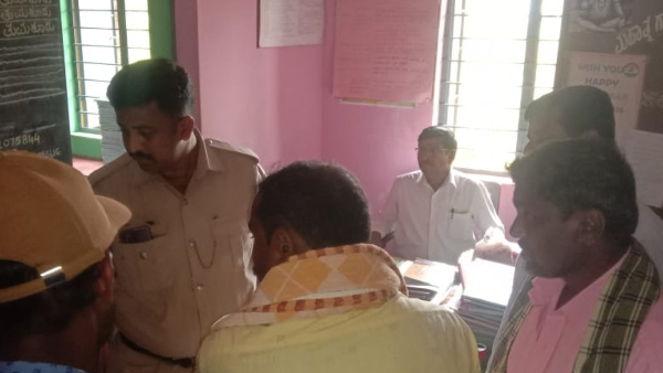 Lack of teachers in school, parents protested demanding TC in kunigal Lack of teachers in school, parents protested demanding TC in kunigal