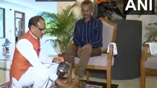 Madhya Pradesh: CM Shivraj Singh Chouhan washed the feet of Dasmat Rawat