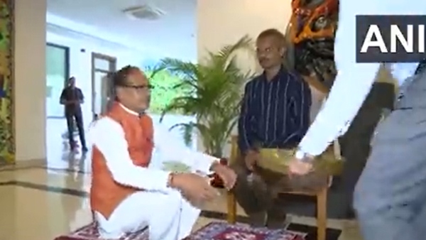 Madhya Pradesh: CM Shivraj Singh Chouhan washed the feet of Dasmat Rawat