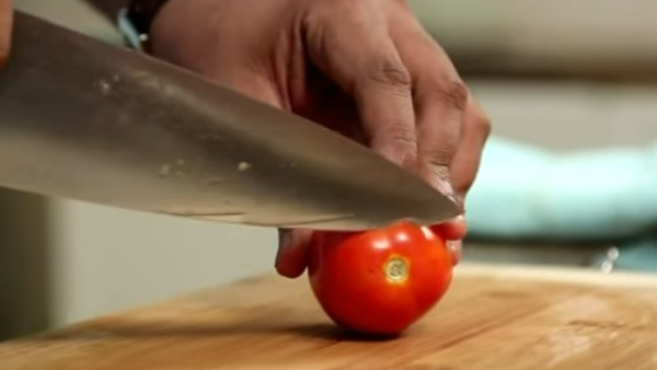 Wife Leaves Home With Child After Husband Used Two Tomatoes Wife Leaves Home With Child After Husband Used Two Tomatoes