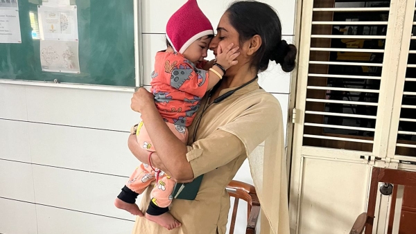 Woman constable who took care of a child while the mother was writing an exam in Ahmedabad