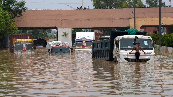Delhi rains: Yumuna river floods up to the Supreme Court premises Delhi rains: Yumuna river floods up to the Supreme Court premises