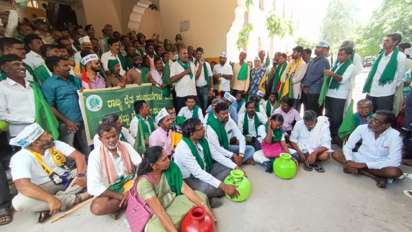 aap-outrage-and-protest-against-the-congress aap-outrage-and-protest-against-the-congress