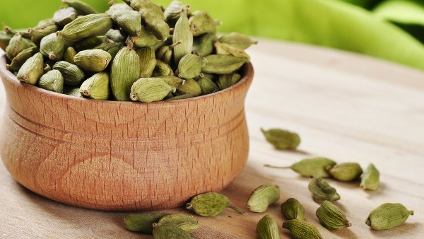 amazing-health-benefits-of-eating-cardamom