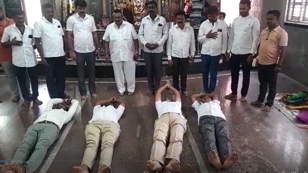 Special pooja for recovery of H.D.Kumaraswamy by fans in Channapatnas Anjaneya Temple