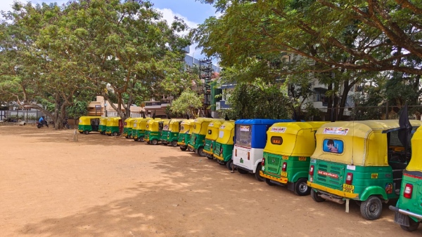 Karnataka Auto Drivers Protest Against Gov For Free Bus Service: Protesters Raise Black Flags