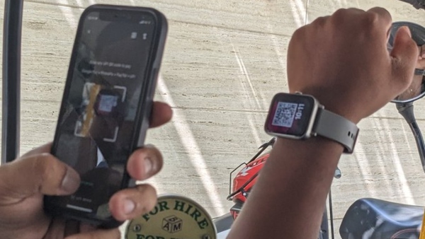 auto-driver-displays-qr-code