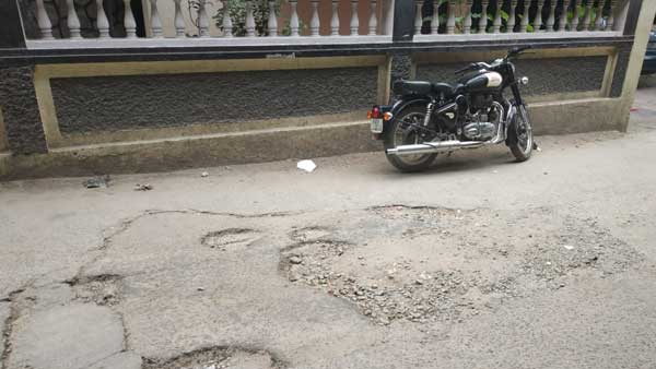 Techie in Bengaluru Takes Rs 2.7 Lakh Loan to Fill Potholes Amid Government Apathy