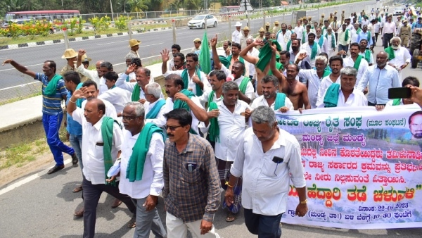 Farmers of Karnataka protest for Cauvery water 