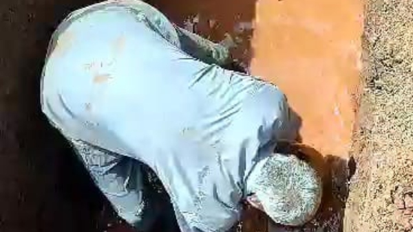 Deceased funeral in Mud pit by Haradanahalli Villagers 