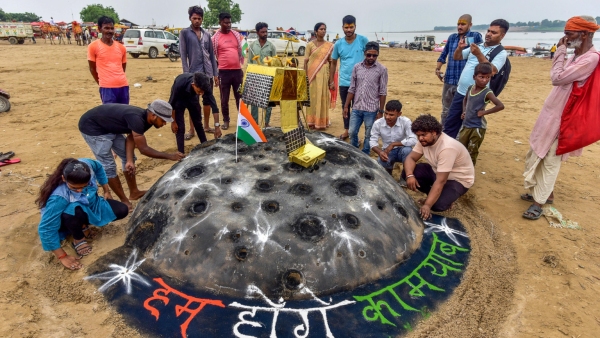 Special wish for Chandrayaan-3 success by sand artist 