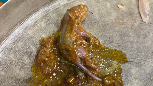 Case of rat found in chicken curry: Notice to close Mumbai restaurant! Case of rat found in chicken curry: Notice to close Mumbai restaurant!