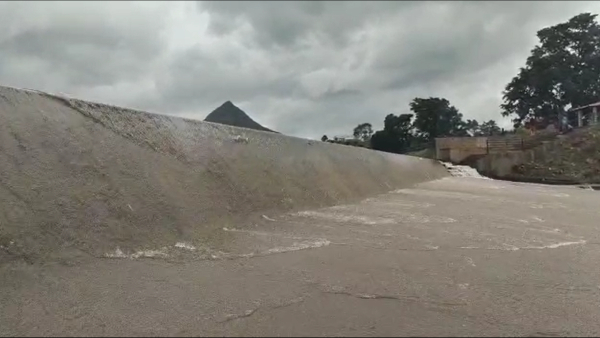 Kaduru taluks Ayyanakere lake overflowing Kaduru taluks Ayyanakere lake overflowing