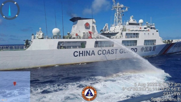 Philippines Coast Guard accuses that China attacks with Water Cannon on its Boats