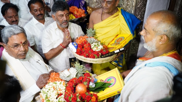 Cm Siddaramaiah And Dk Shivakumar Offers Special Pooja To Goddess Chamundeshwari 