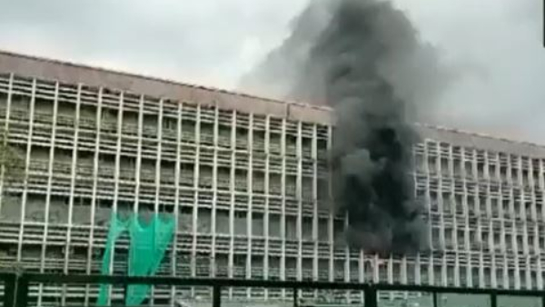 Huge Fire Breaks Out In Endoscopy Room Of Delhi AIIMS. All People Evacuated
