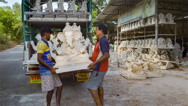 Ganesha Idols Sellers Going For New Concept, Buyer Can Take Idol On Rental Basis Ganesha Idols Sellers Going For New Concept, Buyer Can Take Idol On Rental Basis