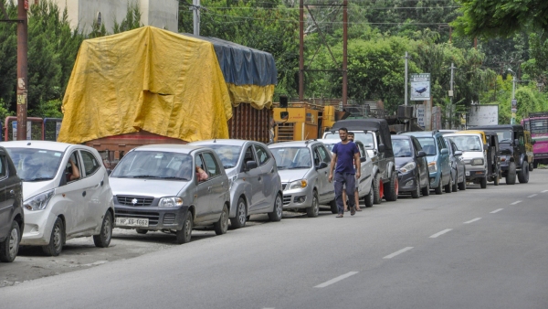 Heavy Rain Blocks Kullu-Mandi Highway, Stranding 700 Vehicles