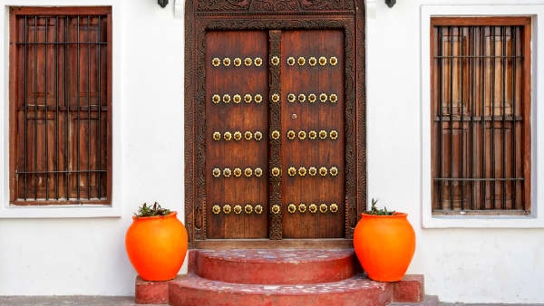 vastu tips keep these things at your home entrance for wealth and prosperity in kannada