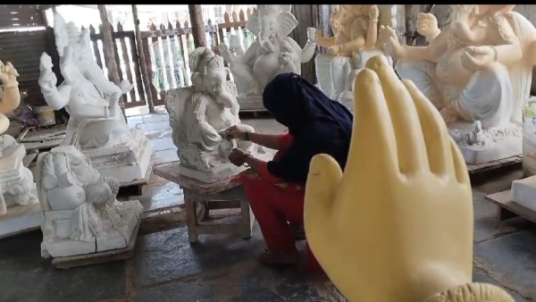 Muslim woman Making Ganesha idol in Hubballi