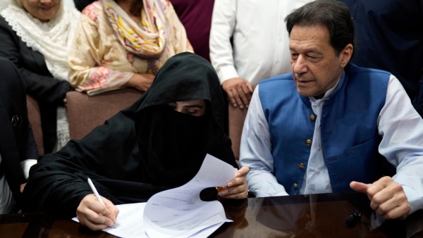 Pak medias said that Election Commission of Pakistan disqualifies former PM Imran Khan for 5 years