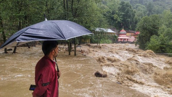 India Monsoon: Himachal avalanche, 5 dead - fear of landslides in Uttarakhand!