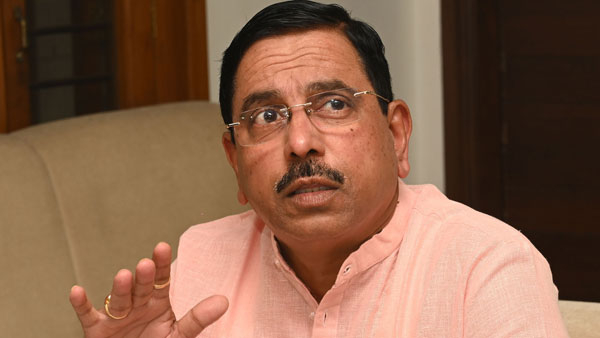 BJP Leaders Munenakoppa, Chikkanagoudar may join Congress says Karnataka minister Santosh Lad