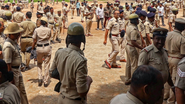 karnataka-police-officials-detained-in-kerala