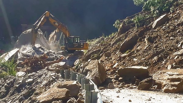 Continued rains in Himachal: Commuters stranded on Kullu-Mandi highway