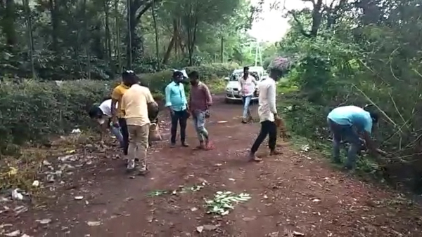 Police Warn to tourists on Kallathigiri-Kemmannugundi road