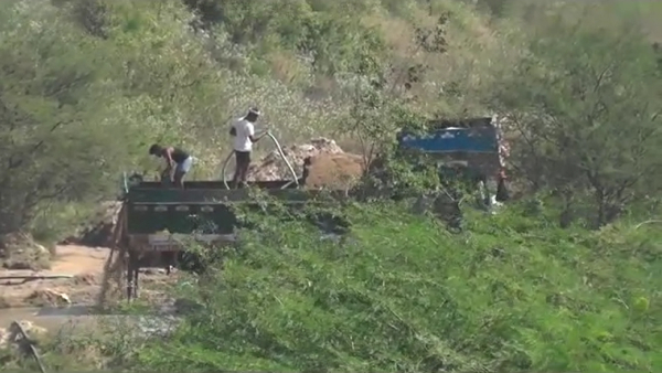 Mines & Earth Science Department Officials seized the illegal sand transports Lorry in Hubballi Mines & Earth Science Department Officials seized the illegal sand transports Lorry in Hubballi