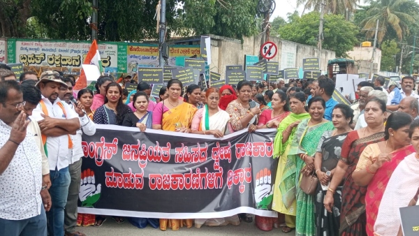 Complaint against N.Chaluvaraya Swamy: Congress protest in Mandya