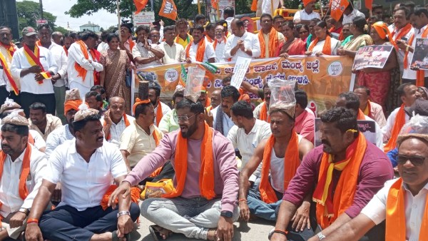 BJP Leaders And Workers Protest Against Cauvery Water Release To Tamil Nadu.