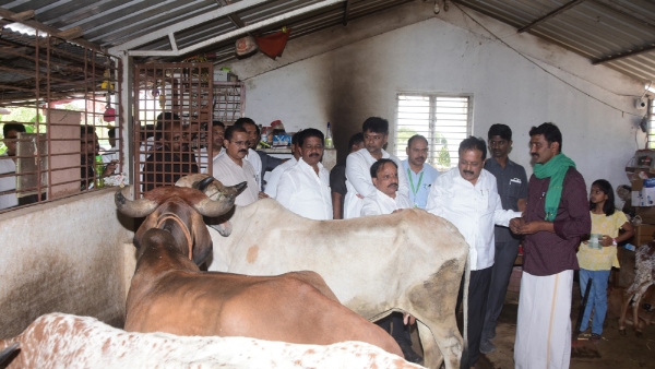 Agriculture Minister Cheluvarayaswamy Visits Chitradurga Farmer Gynesh Farm