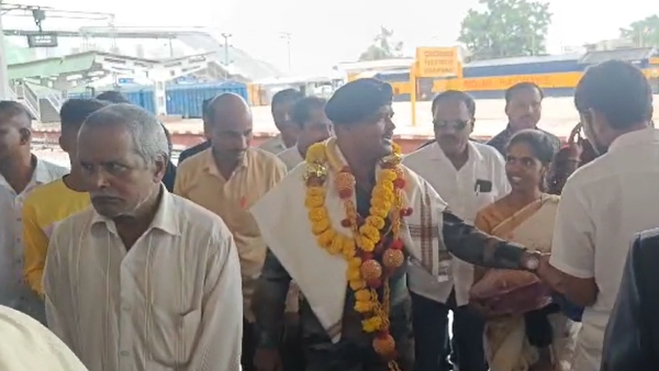 Grand welcome to retired soldier in Narendra village