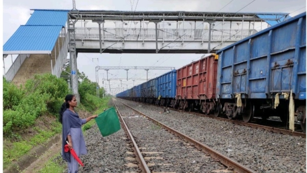 pink-railway-station-operated-by-women