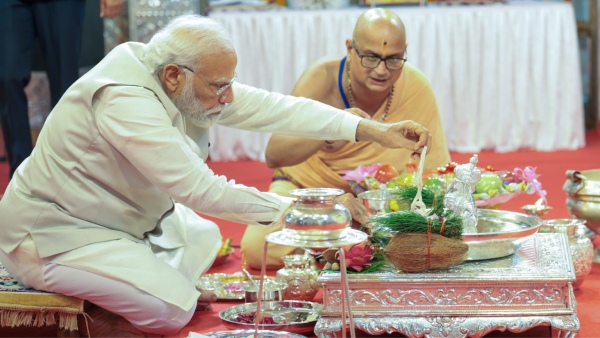 Pune: PM Modi holds candid conversation with NCP Leader Sharad Pawar