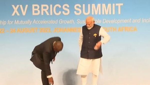 BRICS 2023: PM Modi Notices Indian Flag On Ground At BRICS, Then What He Does, See Video BRICS 2023: PM Modi Notices Indian Flag On Ground At BRICS, Then What He Does, See Video