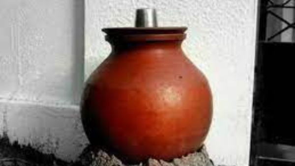 Vastu tips keep earthen pot in this direction to get immense money in kannada