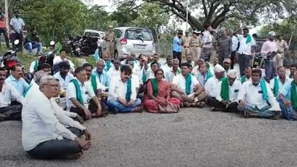 Farmers protest in Mandya against release of Cauvery water to Milunad Farmers protest in Mandya against release of Cauvery water to Milunad