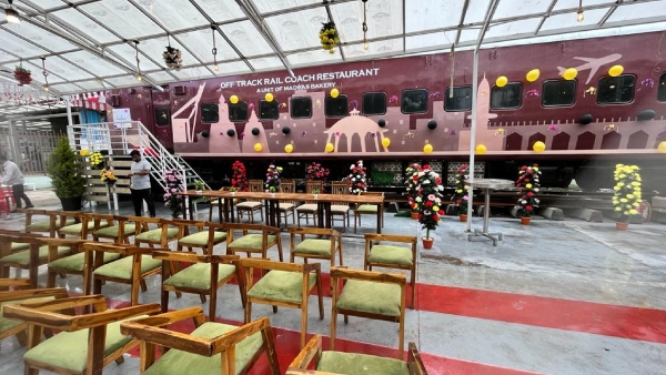 Old train coaches converted into delicious restaurants in nashik 