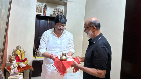 Rajinikanth met Raja Bhaiya: Kunda MLA gave a special gift! Rajinikanth met Raja Bhaiya: Kunda MLA gave a special gift!