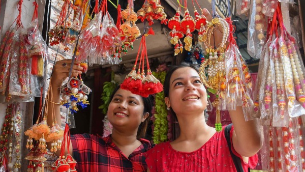 Raksha Bandhan Celebrations in Jammu & Kashmir: School Children Ties Rakhi to CRPF Soldiers 