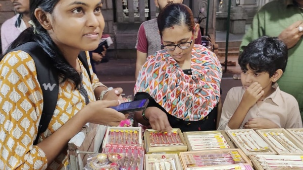 Raksha Bandhan 2023: Women gather to buy various rakhis in the market Raksha Bandhan 2023: Women gather to buy various rakhis in the market